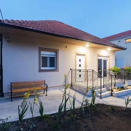 Mihael House - Three Bedroom With Jacuzzi Hébergement de vacances *