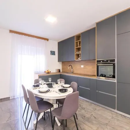Mihael House - Three Bedroom With Jacuzzi Holiday home Zadar