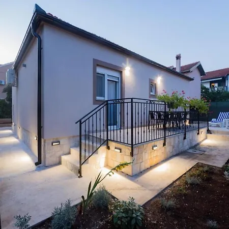 Mihael House - Three Bedroom With Jacuzzi Zadar