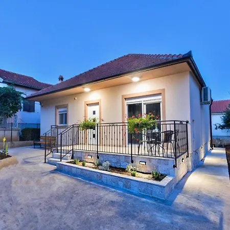 Mihael House - Three Bedroom With Jacuzzi