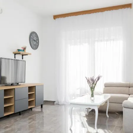 Hébergement de vacances Mihael House - Three Bedroom With Jacuzzi *