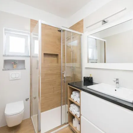 Vakantiehuis Mihael House - Three Bedroom With Jacuzzi