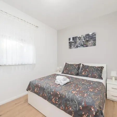 Mihael House - Three Bedroom With Jacuzzi Vakantiehuis