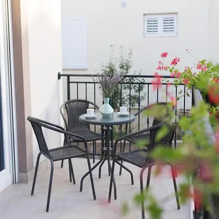 Mihael House - Three Bedroom With Jacuzzi Ferienhaus *