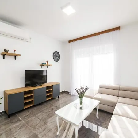 Mihael House - Three Bedroom With Jacuzzi Holiday home Zadar