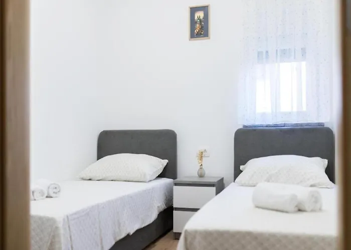 Mihael House - Three Bedroom With Jacuzzi Ferienhaus