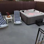 בית נופש Mihael House - Three Bedroom With Jacuzzi זאדאר