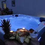 Mihael House - Three Bedroom With Jacuzzi בית נופש זאדאר