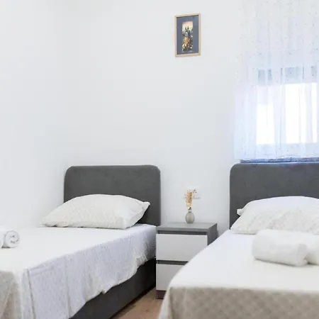 Mihael House - Three Bedroom With Jacuzzi Feriehus