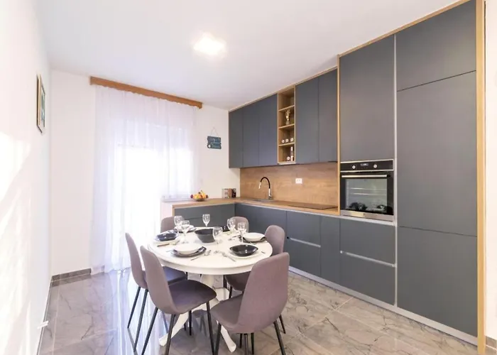 Mihael House - Three Bedroom With Jacuzzi Holiday home Zadar
