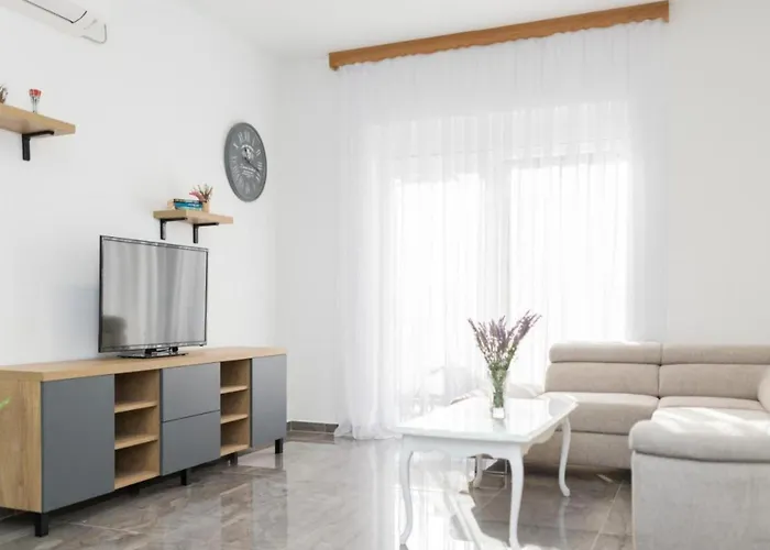Hébergement de vacances Mihael House - Three Bedroom With Jacuzzi *