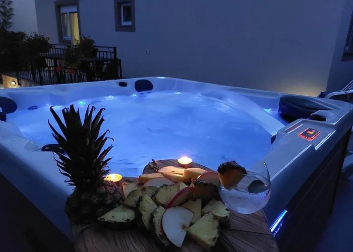 Mihael House - Three Bedroom With Jacuzzi Hébergement de vacances Zadar